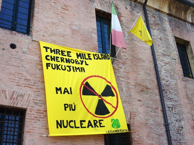 Striscione di Legambiente contro il nucleare 