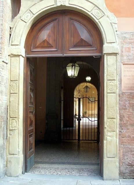 Conservatorio di Bologna, ingresso