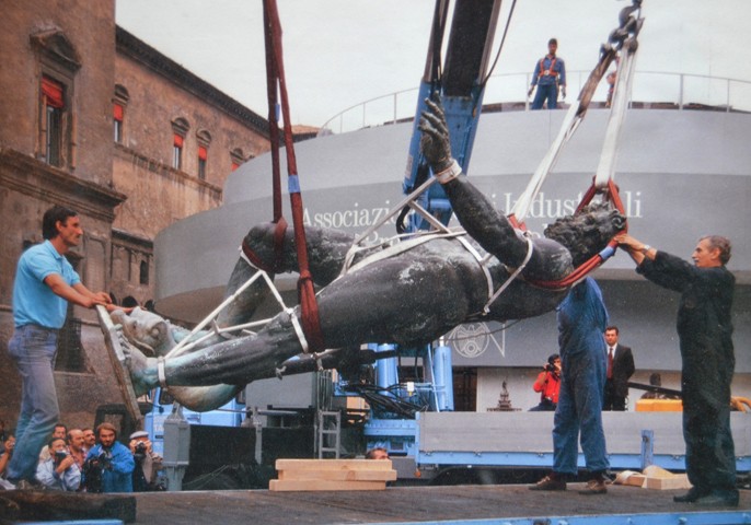 Il Nettuno trasferito in occasione del restauro - 1988