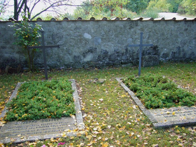 Le tombe di Giuseppe Dossetti e Luciano Gherardi nel cimitero di Casaglia dove i nazifascisti uccisero decine di civili inermi