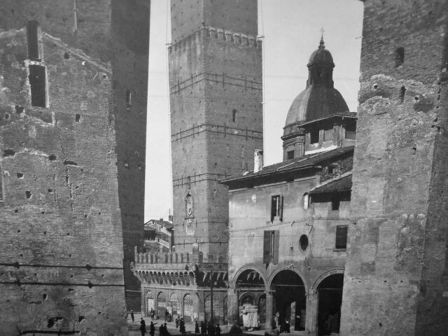 Piazza della Mercanzia con le torri Artenisi, Riccadonna, Garisenda e Asinelli