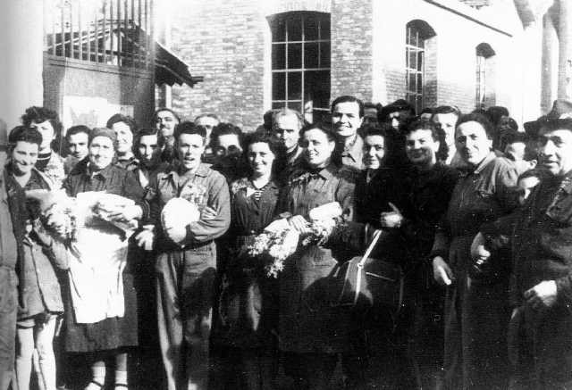 Manifestazione di solidarietà con gli operai della Calzoni - marzo 1951 - da: L. Arbizzani, cit. p. XXI