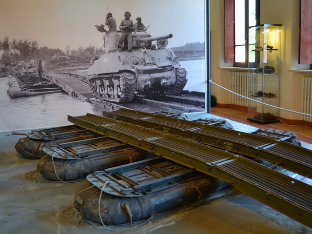 Modello di ponte galleggiante americano ricostruito nel Museo della Seconda Guerra Mondiale del fiume Po di Felonica (MN)