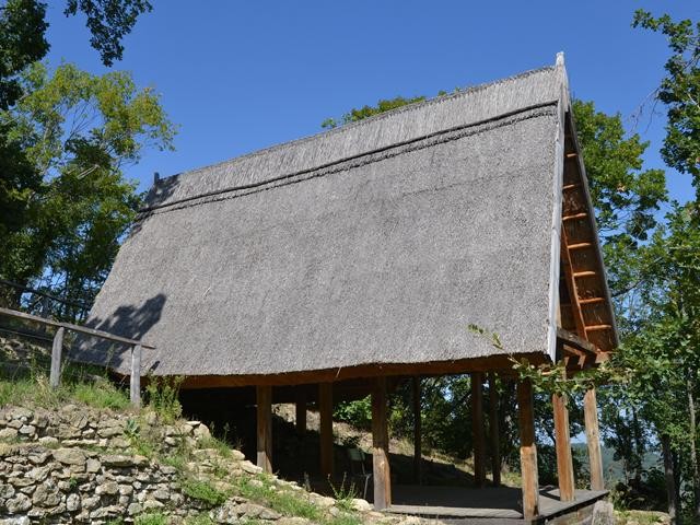 Ricostruzione moderna di una delle capanne di Monte Bibele