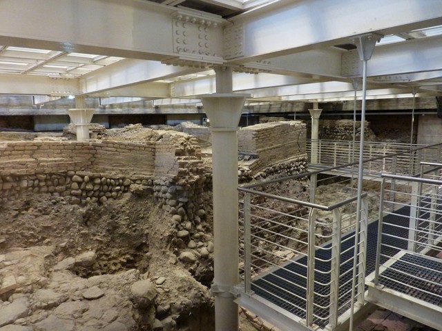 Gli scavi archeologici sotto il pavimento di Sala Borsa (BO)