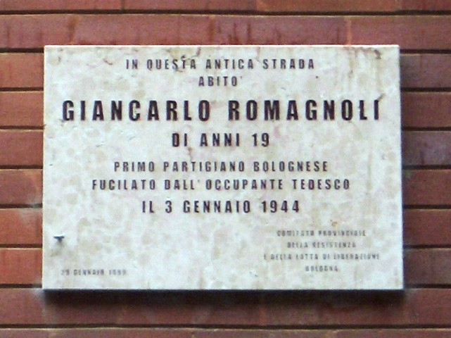 Lapide a ricordo di Giancarlo Romagnoli - primo partigiano bolognese caduto - sulla sua casa in via Broccaindosso (BO)
