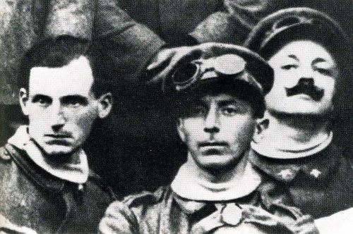 Antonio Sant'Elia in divisa militare con Boccioni e Marinetti 