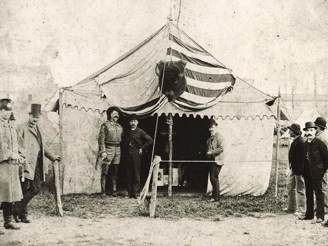 Buffalo Bill con Enrico Zappoli senior davanti alla tenda del suo circo posto nell'ippodromo Zappoli 