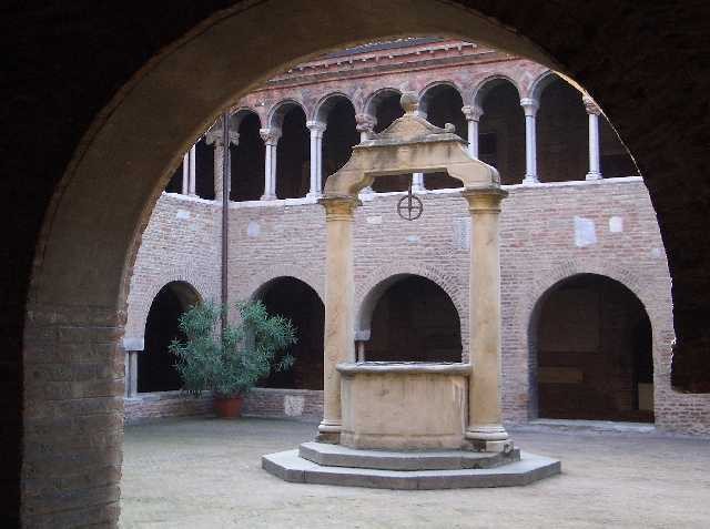 Il chiostro di Santo Stefano ospita il Lapidario dei caduti in guerra