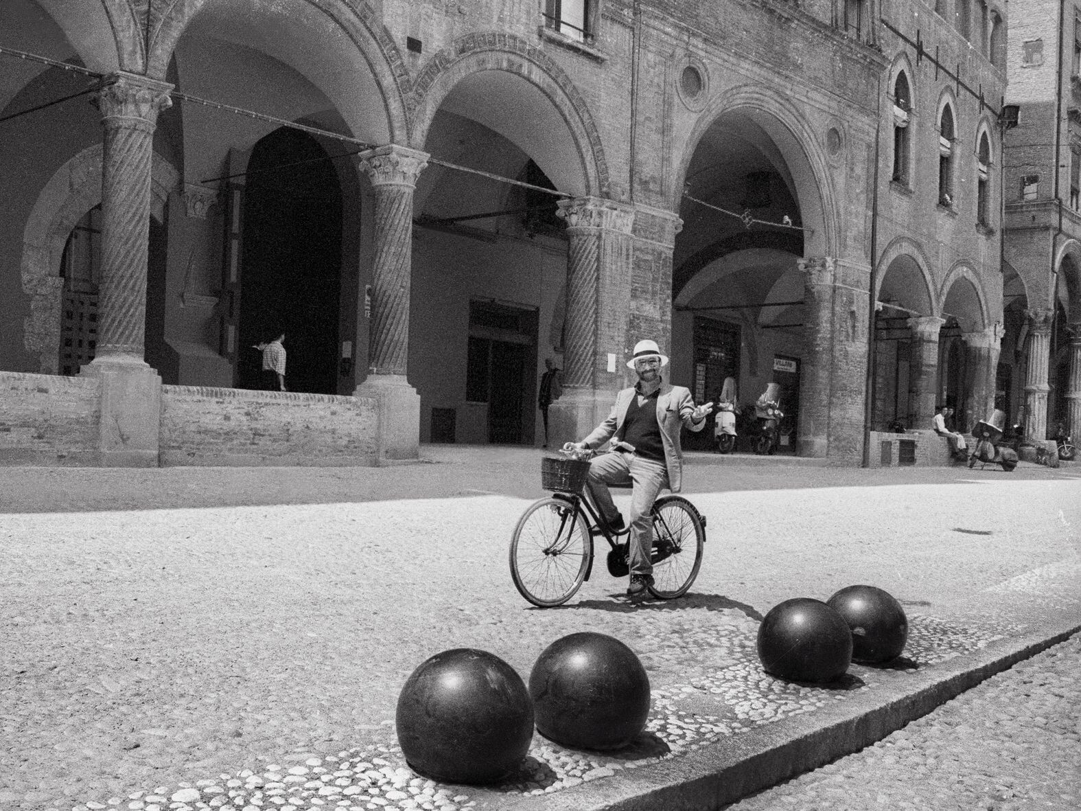 Lucio Dalla 1991 in bicicletta piazza Santo Stefano 