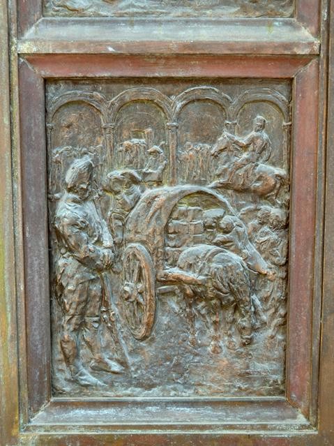 Monte di Pietà - portale - bassorilievo - C. Tomba