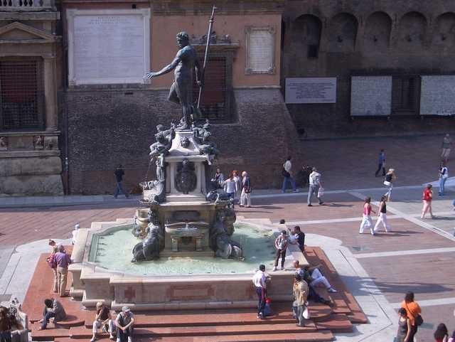 La fontana del Nettuno da Palazzo Re Enzo