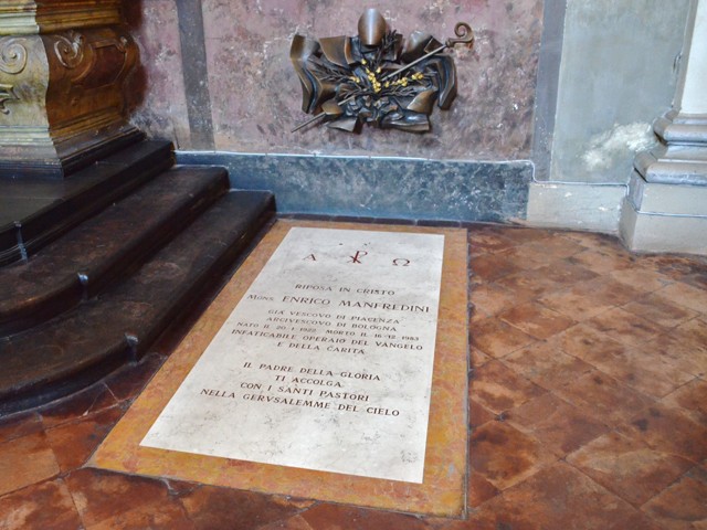 Tomba di mons. Manfredini nella cattedrale di S. Pietro (BO)