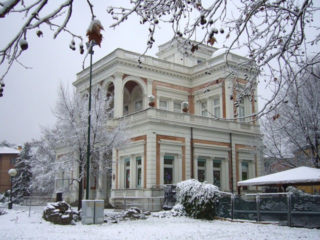 Chalet Restaurant dei giardini Margherita con la neve