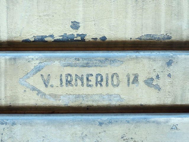 Segnale della protezione antiaerea in via Irnerio (BO)