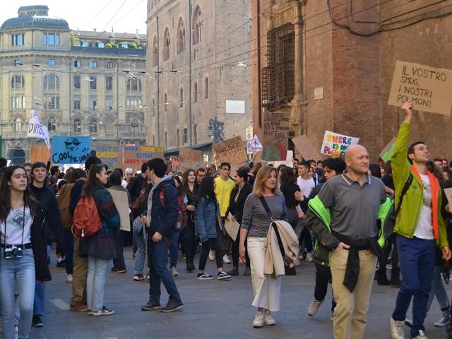 Friday for Future - Il corteo degli studenti per il clima - via U. Bassi (BO)