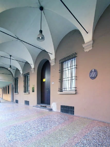 Casa Varrini, portico