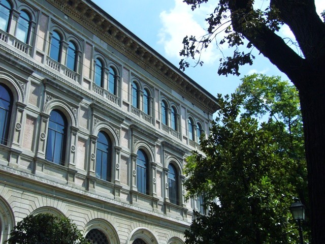 La Residenza della Cassa di Risparmio da piazza Minghetti (BO)