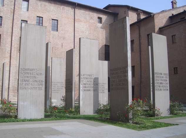 Museo del Deportato di Carpi - le steli riportano i nomi di alcuni lager tedeschi