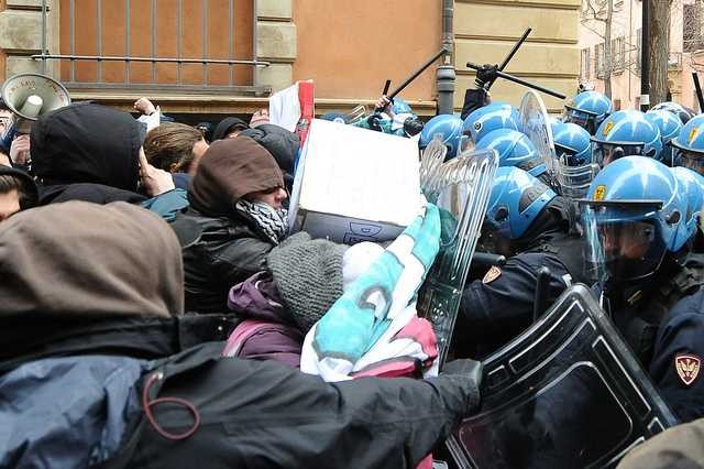 Gli scontri e le contestazioni di Occupy Unibo a Giorgio Napolitano 