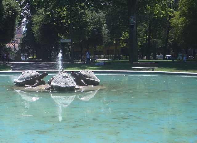 La grande vasca centrale del parco della Montagnola