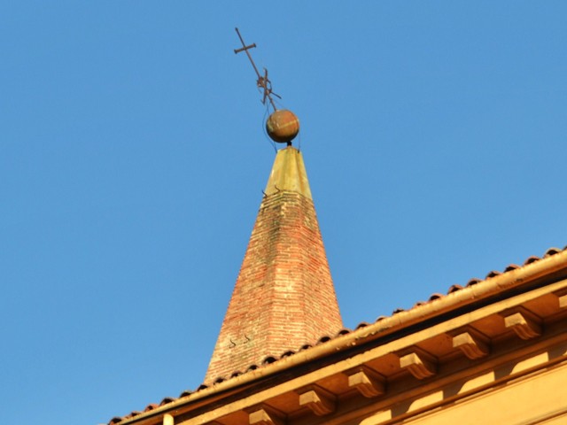 La croce del campanile della chiesa di S. Isaia (BO) piegata dal terremoto
