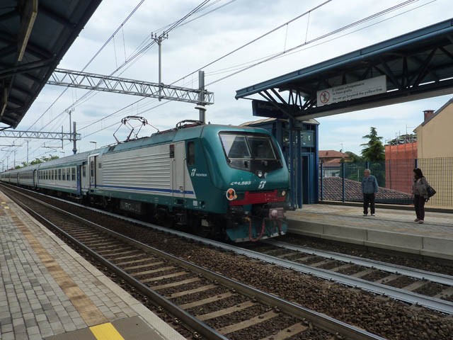 Uno dei primi treni in sosta alla nuova Fermata Mazzini (BO)