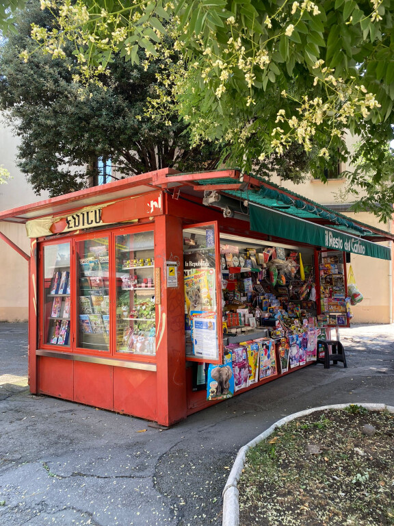 Edicola Piazza dei Tribunali (2)