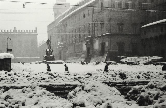 Mucchi di neve in Piazza Nettuno 