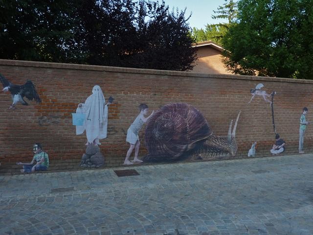 Decorazioni murali nel tratto pedonalizzato di via Azzo Gardino