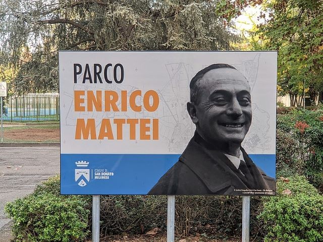  Targa all' ingresso del parco "Enrico Mattei"