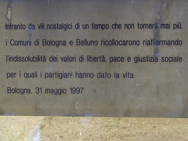 La targa ricorda il danneggiamento del cippo di piazza Belluno