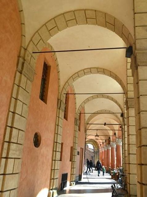 Palazzo Isolani, portico