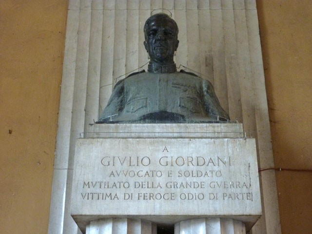 Monumento a Giulio Giordani nell'atrio del Palazzo di Giustizia (BO)