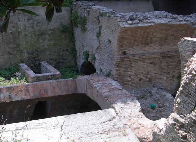 Porta Galliera - resti delle antiche mura e del fossato