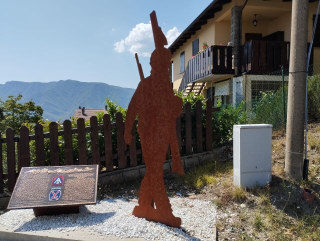 Monumento "In memoria di tutti i membri della 10a Divisione da Montagna"