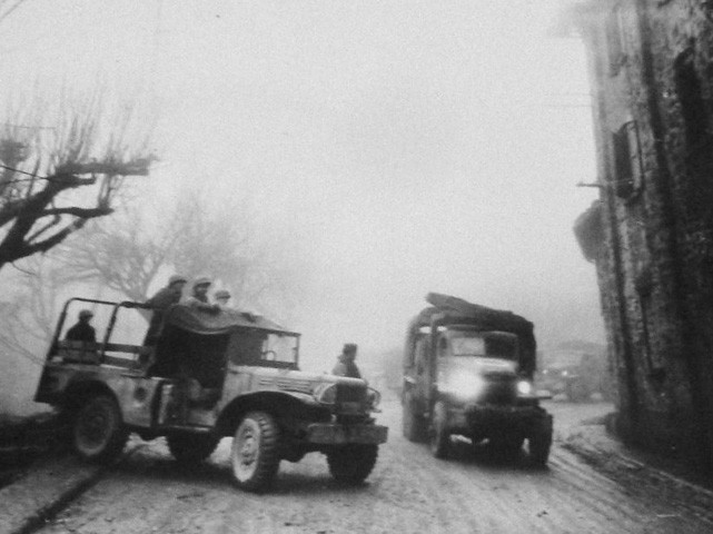 Mezzi militari alleati al Passo della Collina (PT) nell'inverno 1944