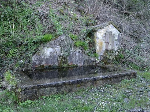 Antica fontana lungo il sentiero che porta alla vite del Fantini