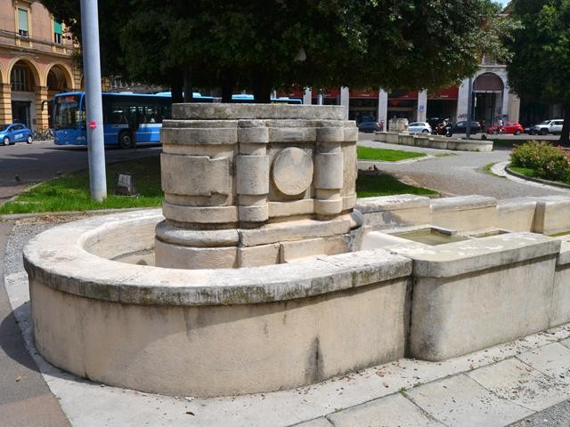 Fontana in piazza dei Martiri (BO) 