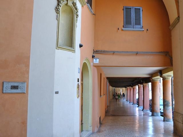 Voltone del Baraccano e portico di via Santo Stefano