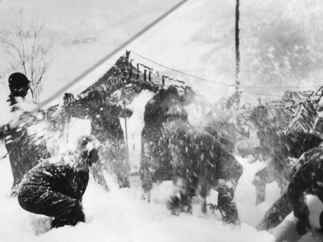 Soldati brasiliani giocano con la neve nell'inverno 1944