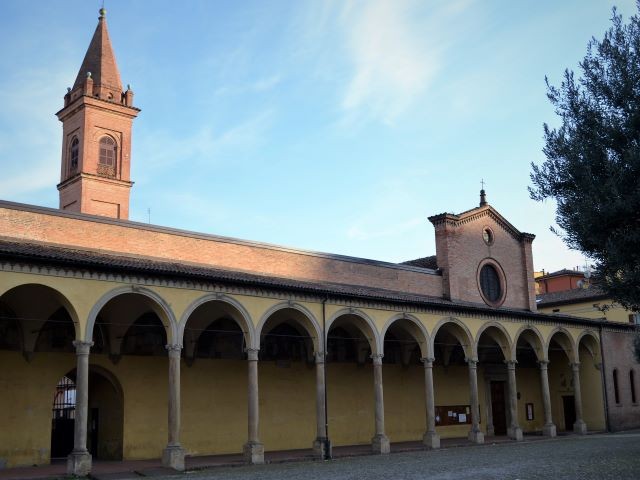 La chiesa e il lungo portico della SS. Annunziata