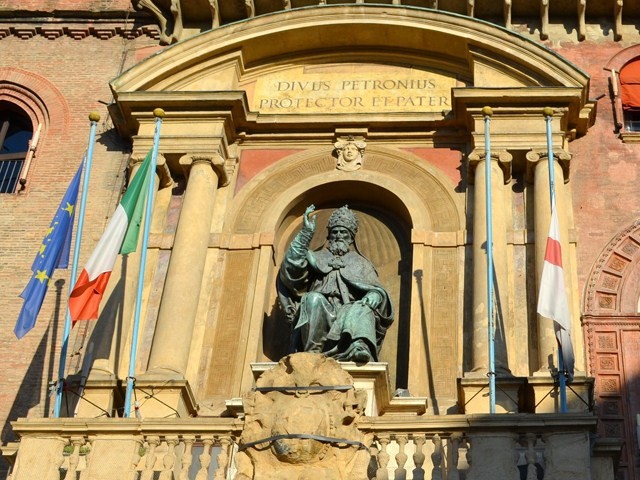 La statua di papa Gregorio XIII sulla facciata di Palazzo d'Accursio (BO) - A. Menganti