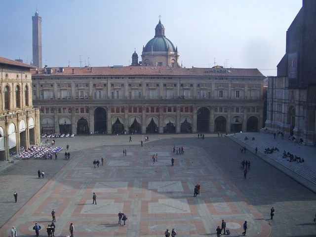 La piazza Maggiore ripresa da una finestra del Palazzo comunale