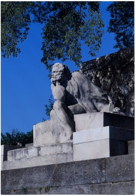 copertina di Statua del Poeta con il profilo del volto a sinistra (foto di R. Vlahov, 1998)
