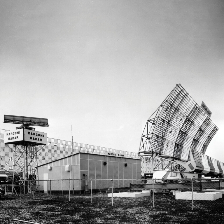 copertina di Sintonizzati sull’universo. Come le scoperte di Marconi (e quello che non sapeva) hanno cambiato la scienza e la musica