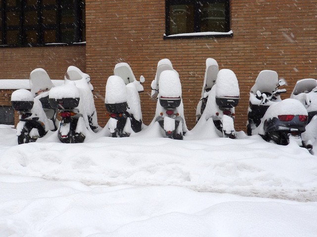 Motorini sotto la neve in via Murri