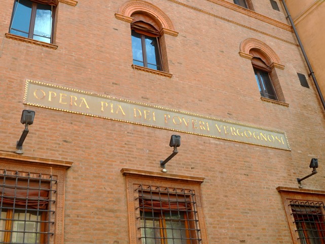 Il palazzo dell'Opera Pia Poveri Vergognosi - via Marsala (BO) - part.