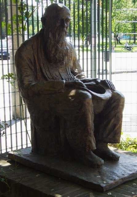 Statua di Padre Marella nel cortile dell'Asilo Cicognari