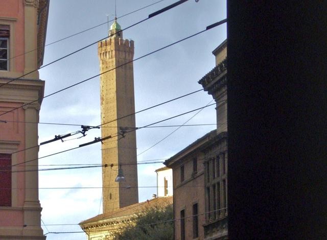 Torre degli Asinelli da piazza Santo Stefano